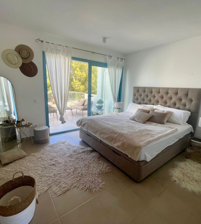 Resa estates ibiza huis huren cala tarida masterbedroom.jpg